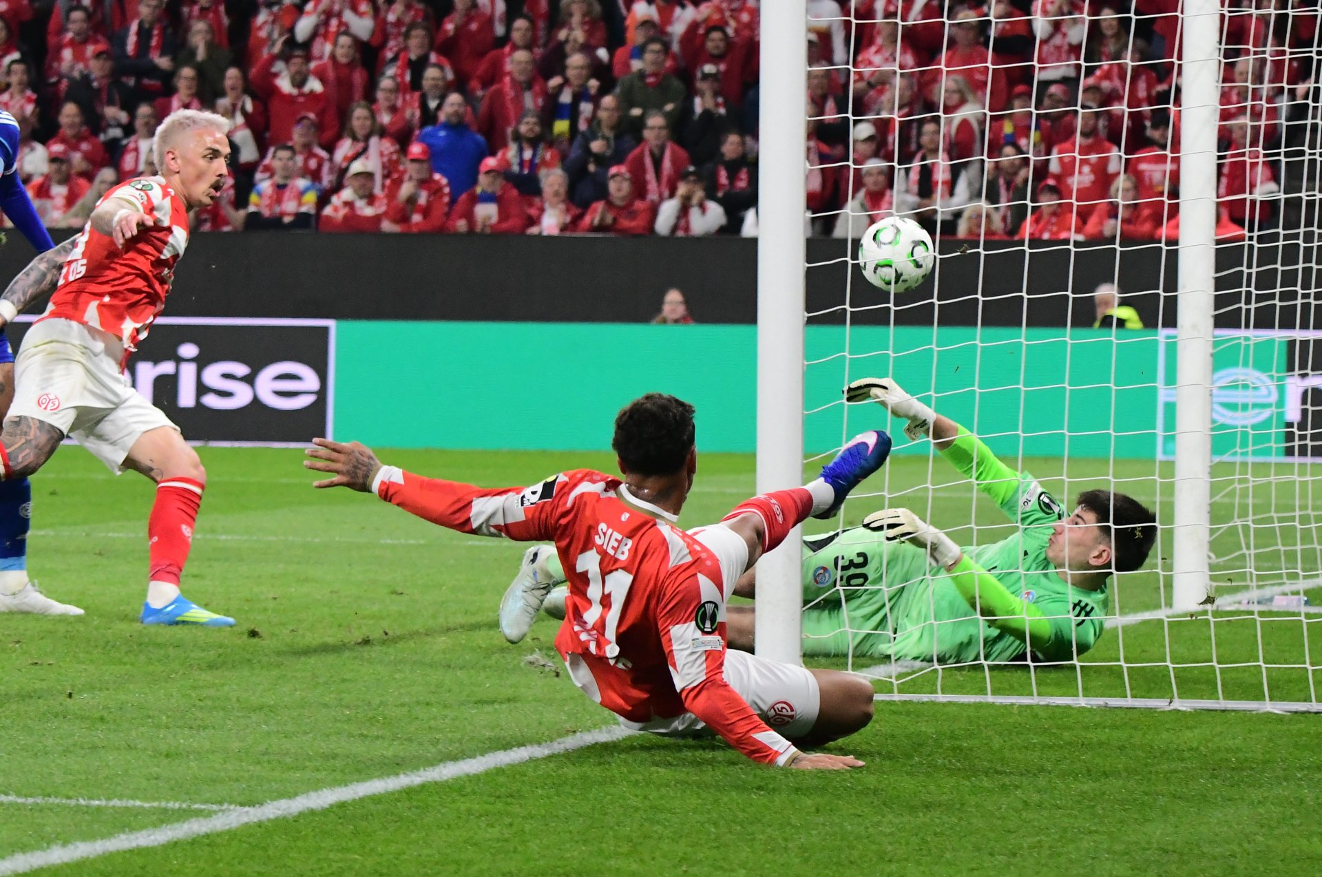 Schwer zu nehmen: Armindo Sieb spitzelt den Ball von der Grundlinie parallel am Tor vorbei.