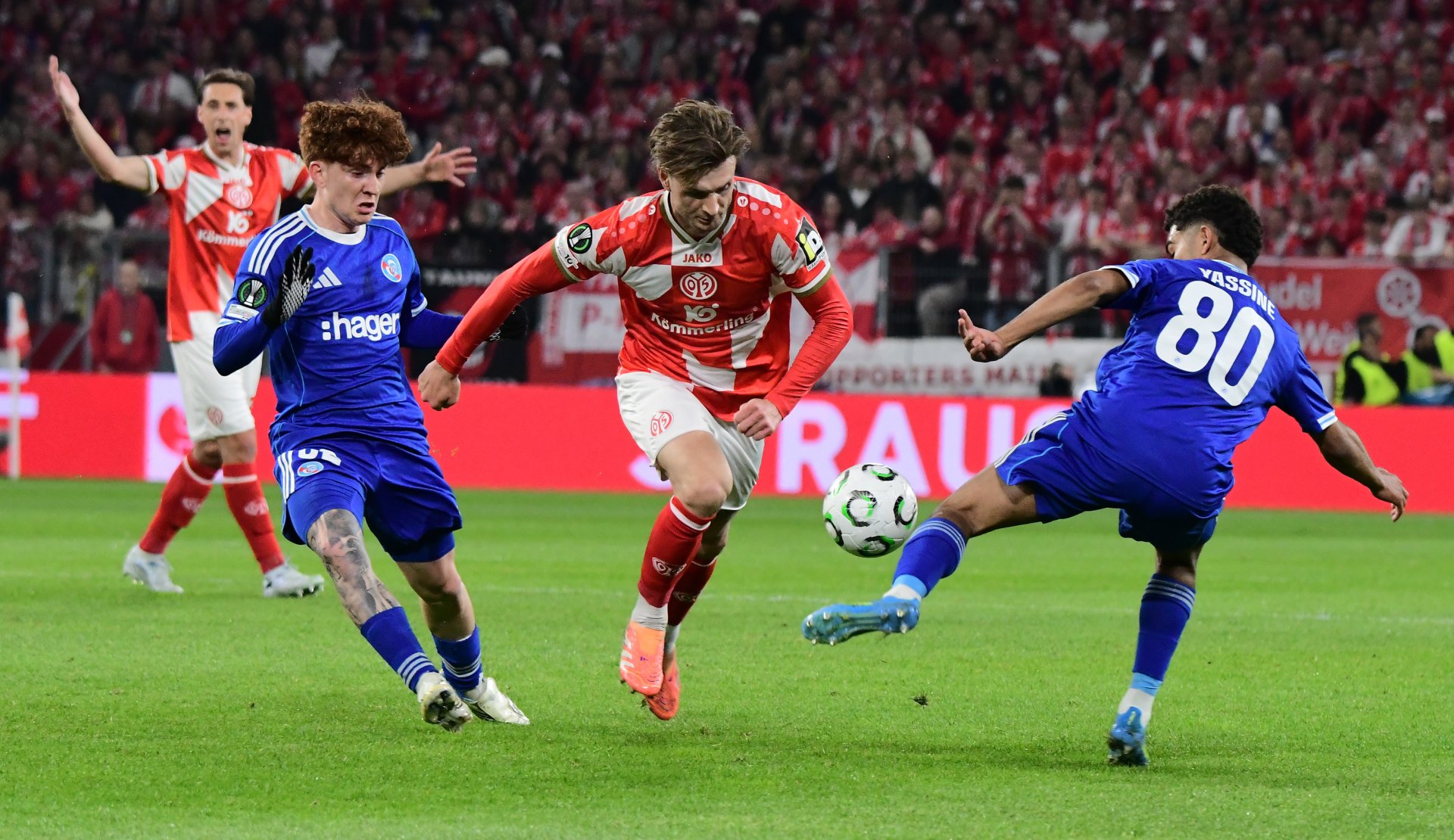 …und Stefan Posch, der acht Minuten nach der Führung auf 2:0 erhöhte…