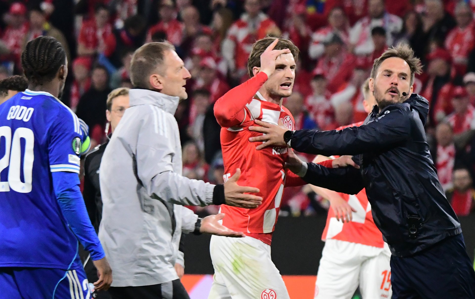 Nach einer Rudelbildung in der allerletzten Szene des Spiels gehörte Stefan Posch zu jenen Akteuren, die eine Gelbe Karte sahen.