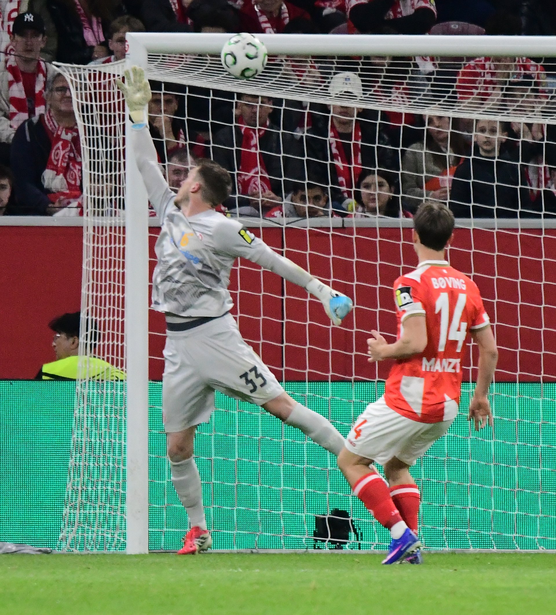 In dieser Szene hatte Torwart Daniel Batz Glück: Der Schuss von Valentin Barco landete am Lattenkreuz.