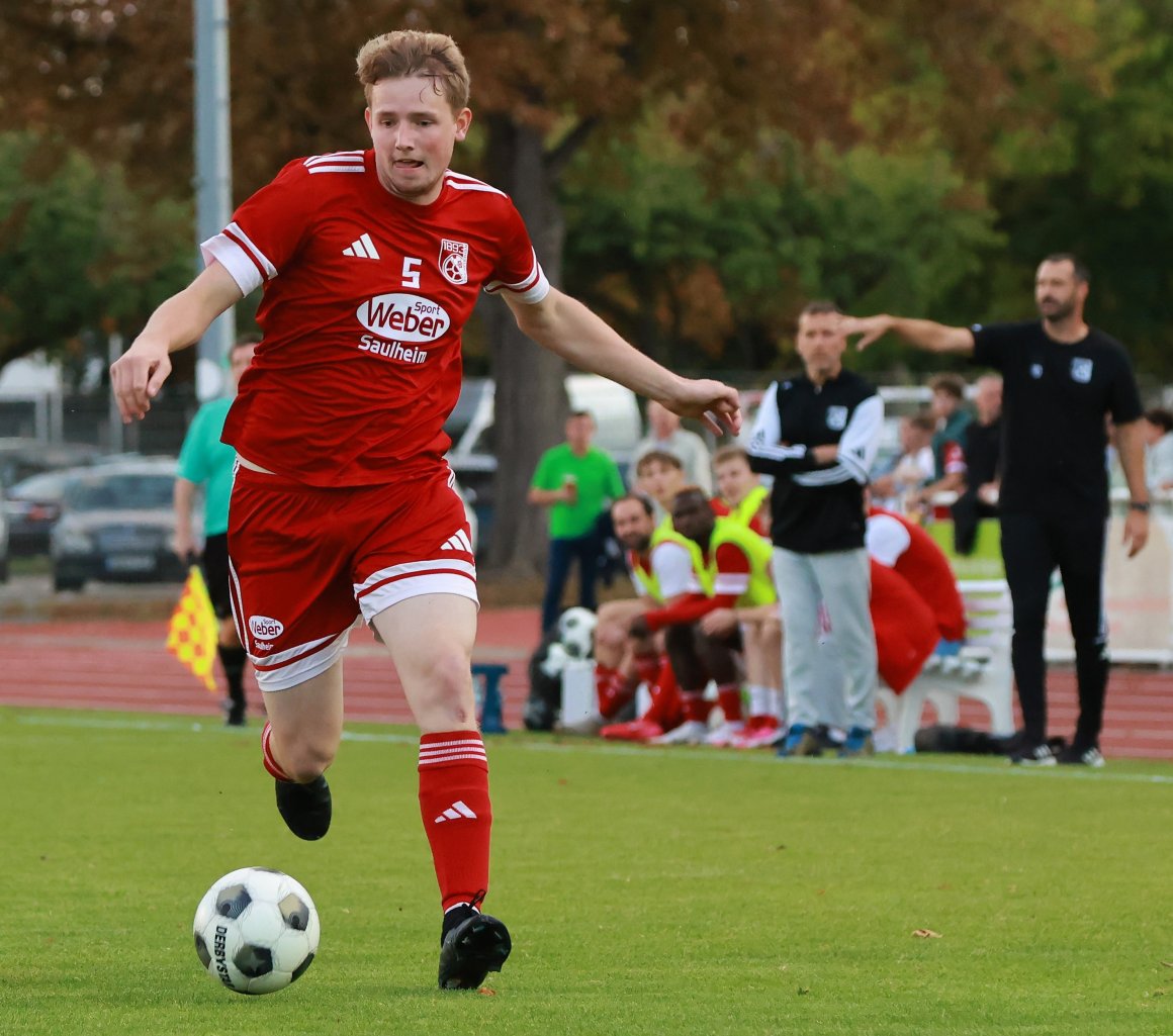 Lars Fischer rettete den Nieder-Olmern den Sieg mit einer spektakulären Grätsche.