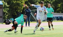 Beim jüngsten Gastspiel von Wormatia Worms auf dem Mombacher Stadionfeld stand Anouar Ddaou noch als Trainer des Gonsenheimers Jan Vogel (am Ball) am Spielfeldrand, diesmal als Coach des rheinhessischen Konkurrenten.