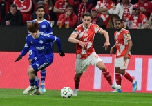 Dominik Kohr, hier im Hinspiel gegen Racing-Spielmacher Valentin Barco, setzt nicht zuletzt auf den Faktor Erfahrung.