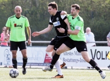 Auch, wenn es Nibelungen-Kapitän Alexander Fischer hier versucht, VfB-Angreifer Norman Loos war von den Gästen nicht zu halten und kam beim 5:0 (3:0) auf drei Treffer.