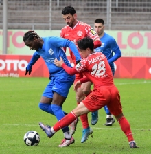 Ein möglicher und ein sicherer Ausfall: Während der angeschlagene Taiyu Yamasaki (vorne) in Balingen vermutlich antreten kann, ist Julian Derstroff (Mitte) beim Auswärtsspiel wegen muskulärer Probleme diesmal raus.