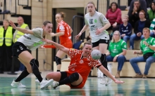 Bis gut fünf Minuten nach der Pause war das Heimspiel des FSV Mainz 05 (sitzend: Lena Feiniler) gegen Werder Bremen eng umkämpft, dann hielten die 05er ihren Kasten eine Viertelstunde lang sauber.