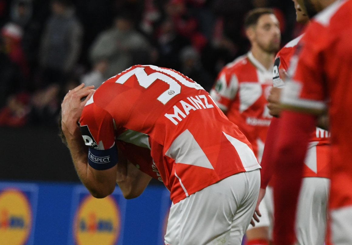 Das tat weh: Silvan Widmer und die 05er scheiterten in Straßburg nach einer indiskutablen Leistung.