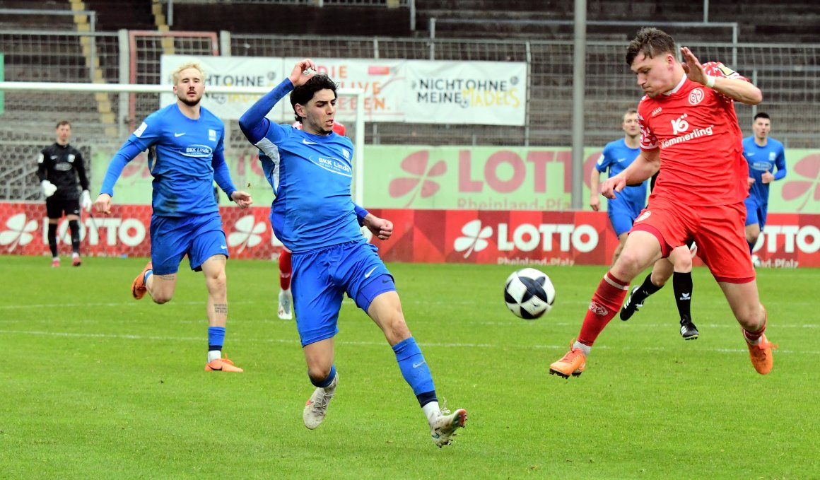 Etienne Portmann (v.l., hier im Spiel bei der U23 des FSV Mainz 05) wird in der nächsten Saison für den designierten Oberligaaufsteiger TuS Mechtersheim spielen.