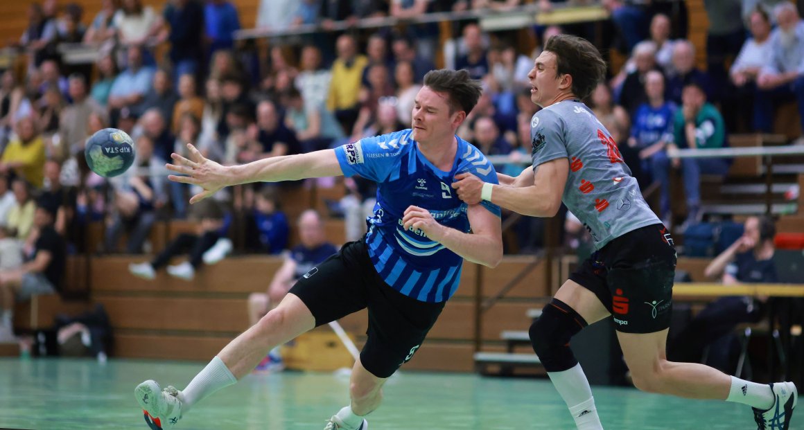 Stefan Corazolla passt den Ball dynamisch seitwärts weiter. An Tempo fehlte es im Spitzenspiel der Regionalliga auf beiden Seiten nicht.