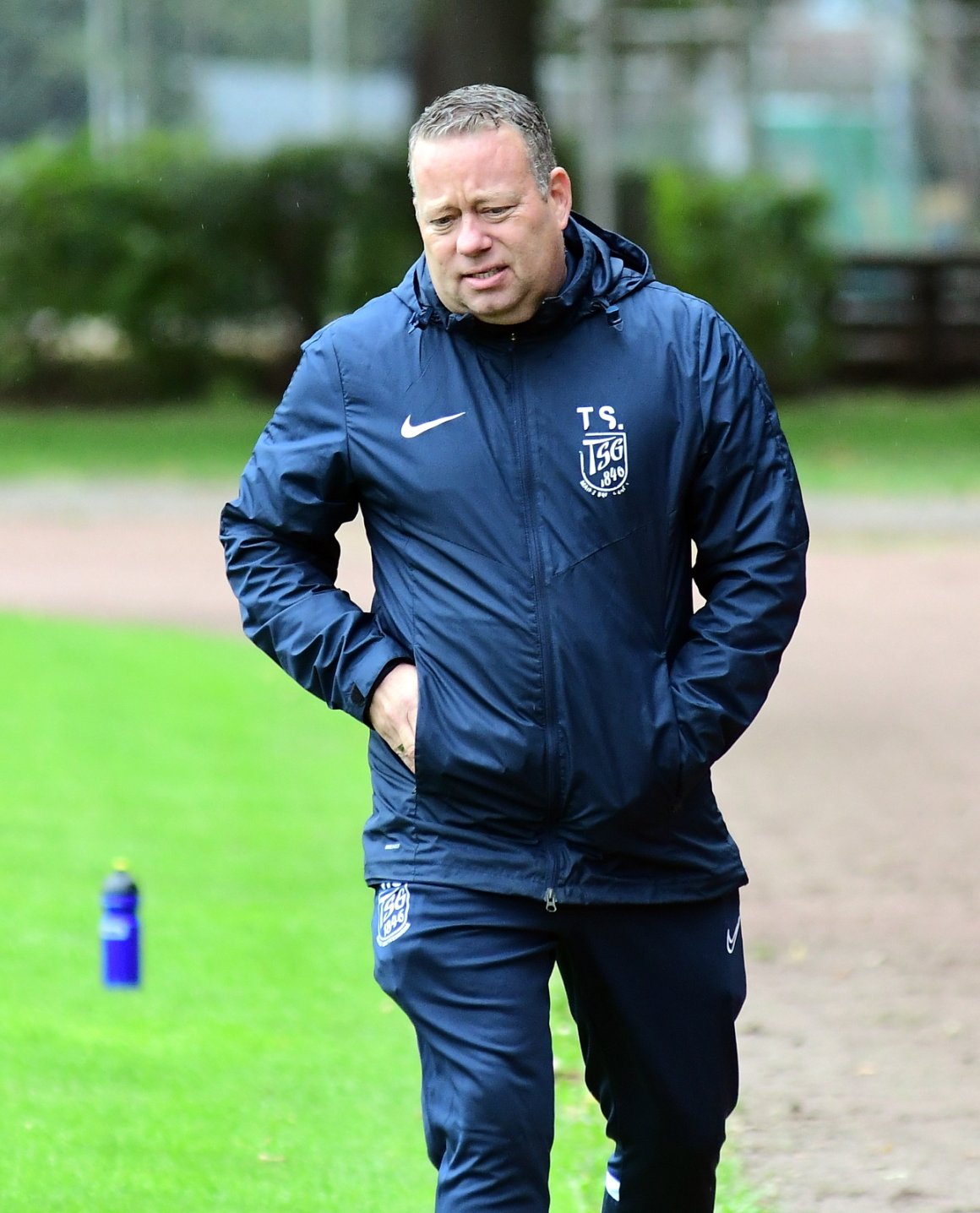 TSG-Trainer Timo Schmidt hadert mit der unnötigen Niederlage in Waldalgesheim und Lukas Fischers Wechsel zum FC Basara.