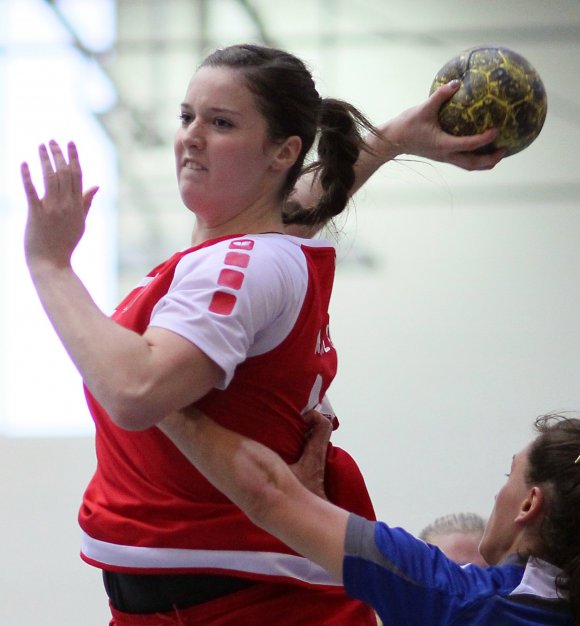 In der zweiten Halbzeit der Partie in Halle gab Anika Schmitt ein erfolgreiches Comeback als Vertreterin der angeschlagenen Namensvetterin Laura Schmitt.