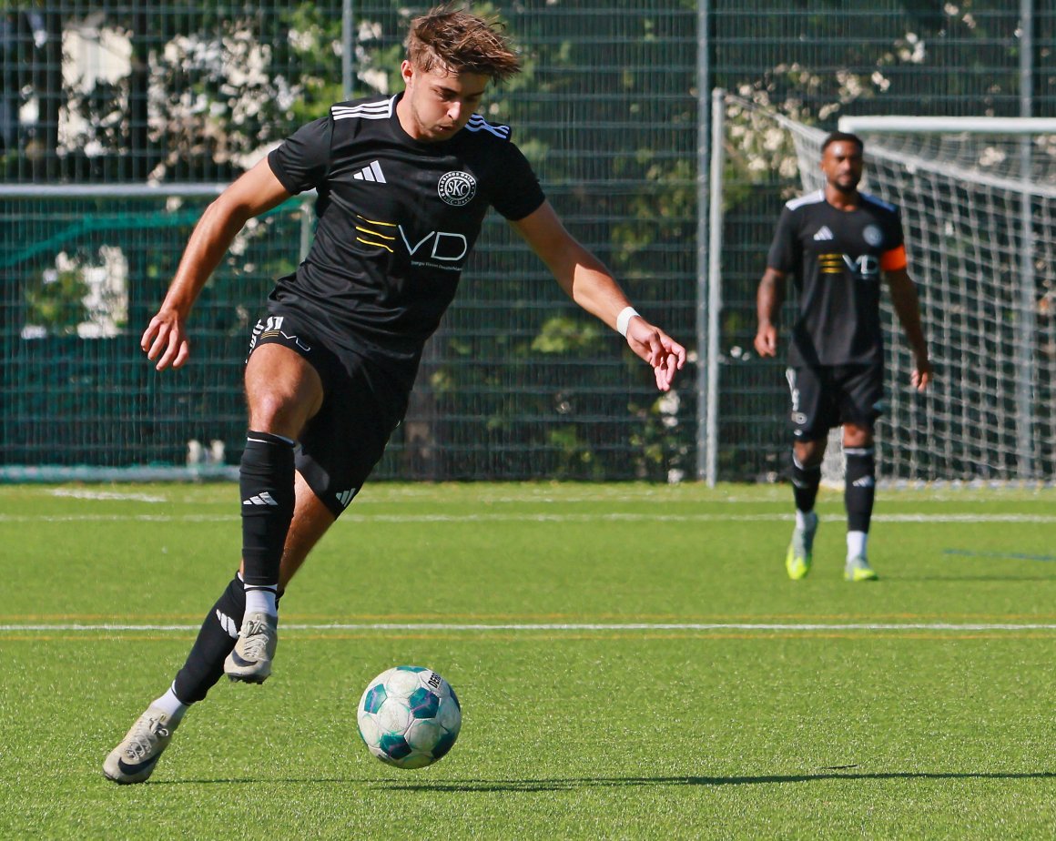 Nach Lee Webers 1:0 lief beim SKC Barbaros nicht mehr viel zusammen. Joseph Maier (hinten) scheiterte kurz vor Schluss vom Punkt.