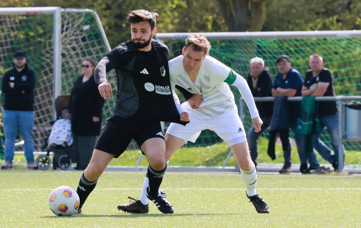 In dieser Szene muss sich Eljano Pergjegai des Zornheimer Kapitäns Nils Horn erwehren. Bei seinem Treffer zum 1:1 störte den Saulheimer nicht mal die Mauer.