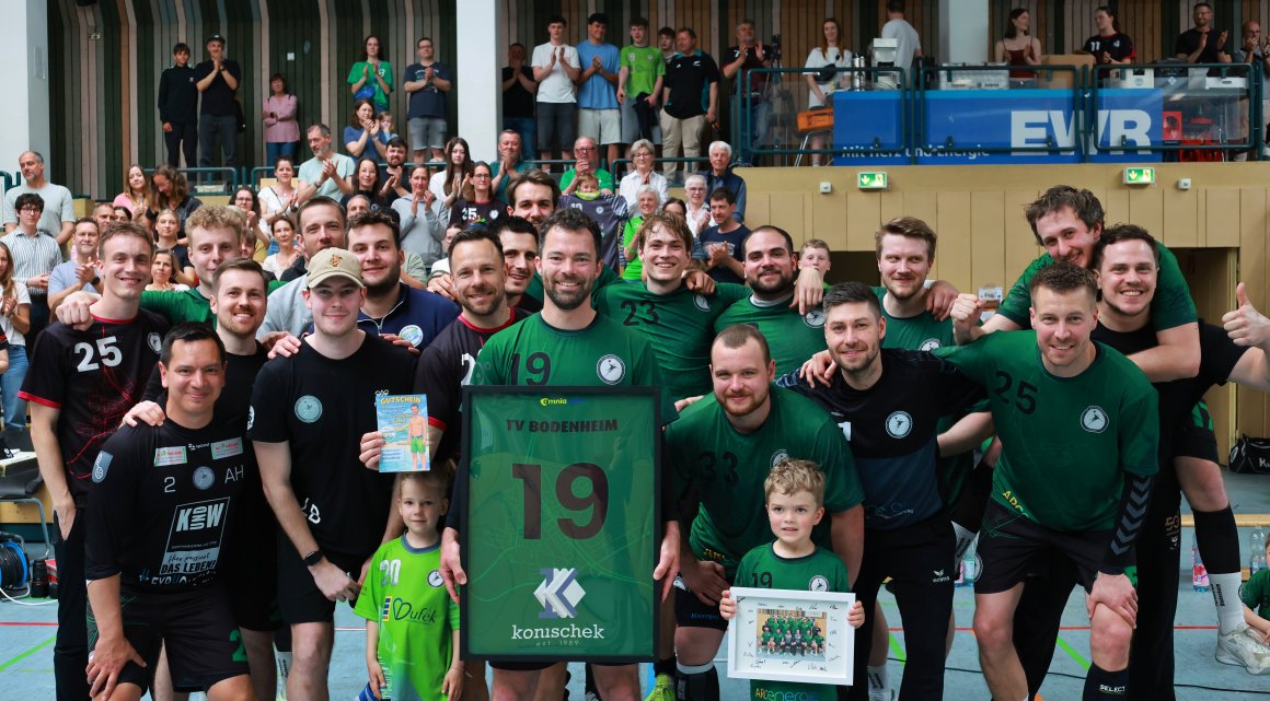 Abschied von der Nummer 19: Gerrit Schulte wurde nach dem Spiel von Team und Fans rührend verabschiedet und durfte eine Kopie seines Trikots eingerahmt mit nach Hause nehmen.
