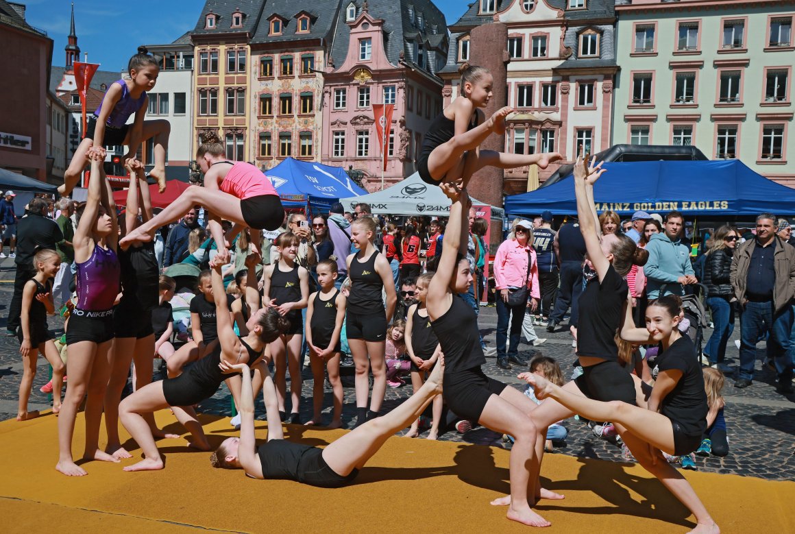 Eigentlich ein Hallensport – aber die Sportakrobatinnen des SAV Laubenheim zeigen ihr Können auch im Freien.