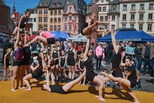 Eigentlich ein Hallensport – aber die Sportakrobatinnen des SAV Laubenheim zeigen ihr Können auch im Freien.