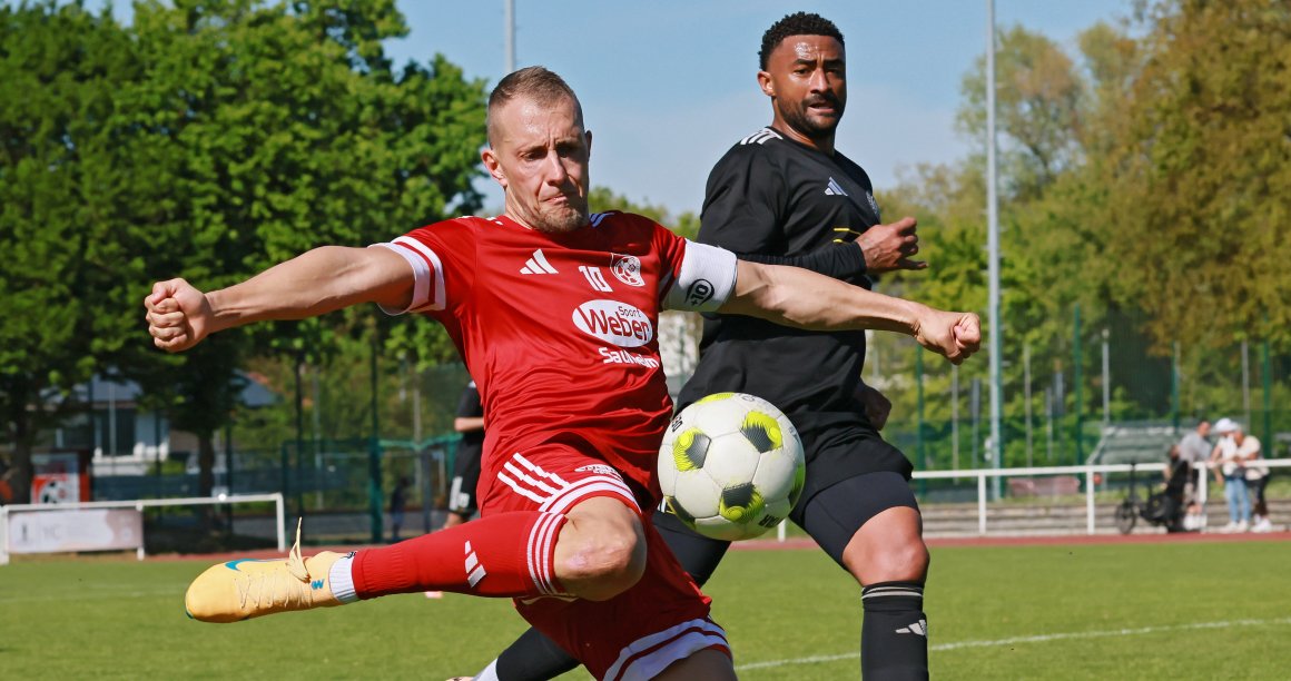 Matthias Cygon erzielte den Nieder-Olmer Siegtreffer, Joseph Meier (r.) und der SKC Barbaros wurden dennoch am Sonntag Meister.