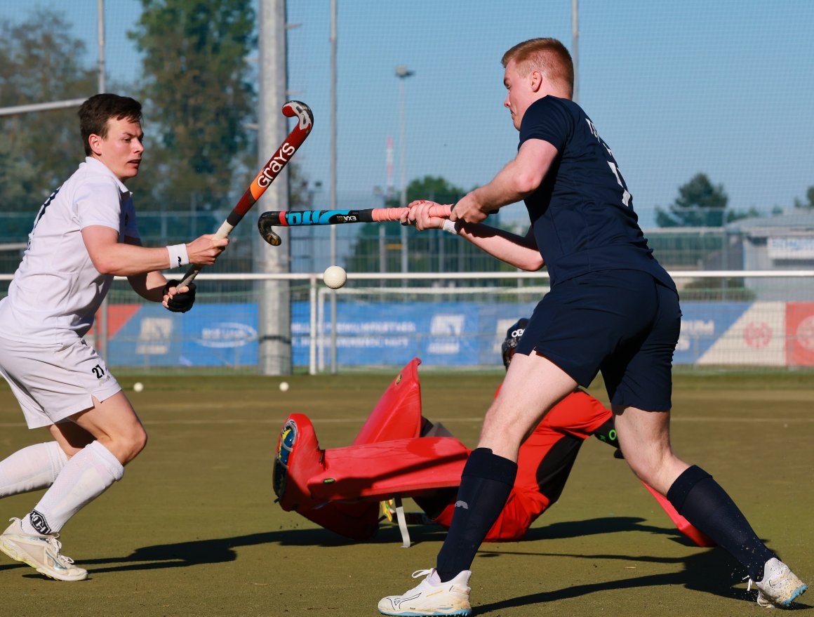 Philipp Rowohlt (r.) im Hochkampf um den Ball.