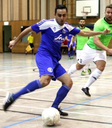 Der SV Gonsenheim und der Hallenfußball, das passt offenbar zusammen. Ob ohne Bande, wie beim Mainzer Schiedsrichterturnier, das der SVG und Babak Keyhanfar vor Wochenfrist mit einer Auswahl auch vieler jüngerer Spieler gewannen, oder mit Begrenzung, wie nun in Saarbrücken. In Topbesetzung hielt der SVG sich in einem Starterfeld mit vielen Regional- und Oberligisten wacker und eroberte den dritten Platz.