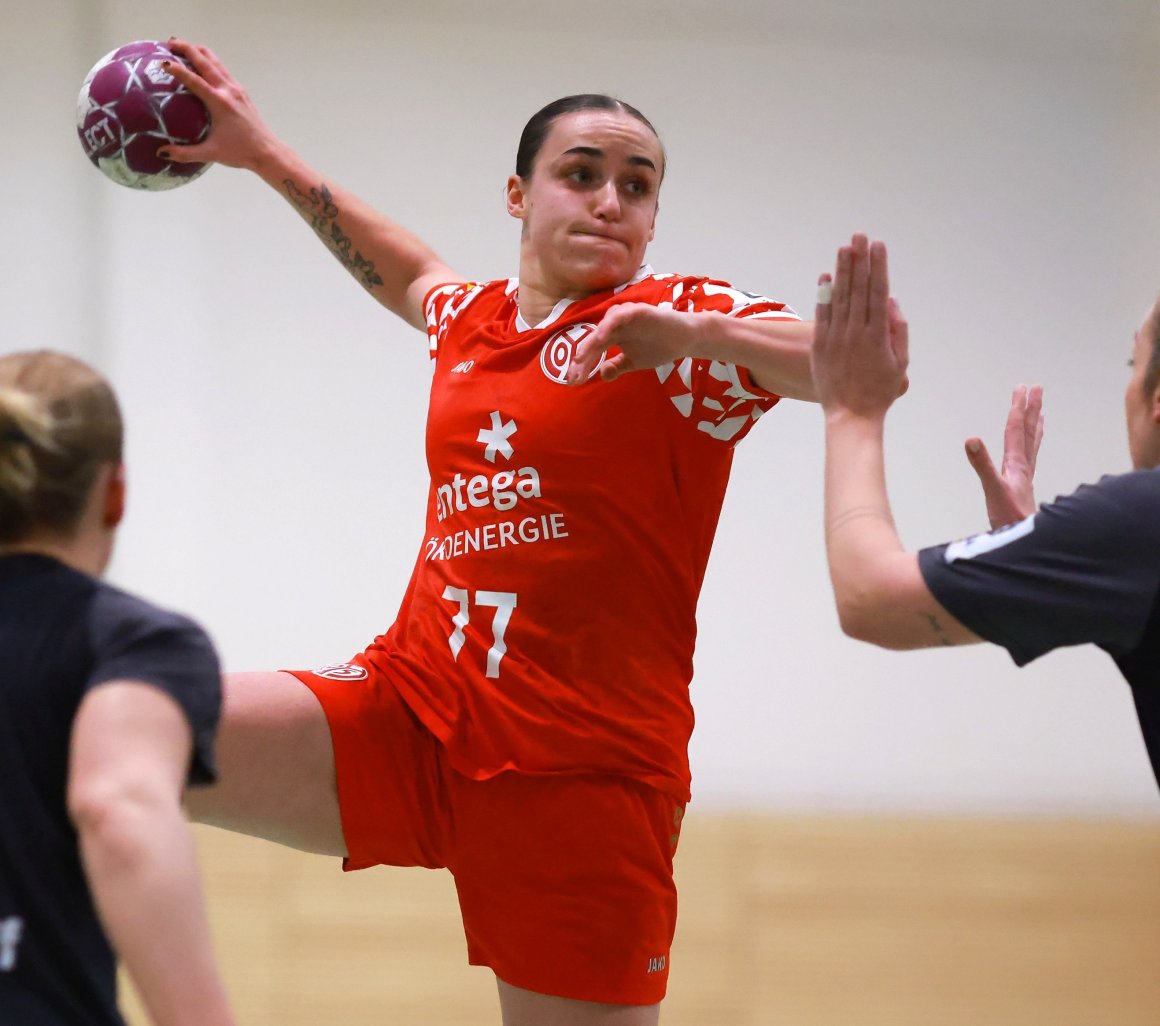 Bleiben und sich verändern: Juliane Specht verlängert bei Mainz 05 ihren Vertrag, im Zweitligateam soll die Rückraumspielerin aber vermehrt zusammen mit Christin Kühlborn die Besetzung der Linksaußenposiiton leisten.