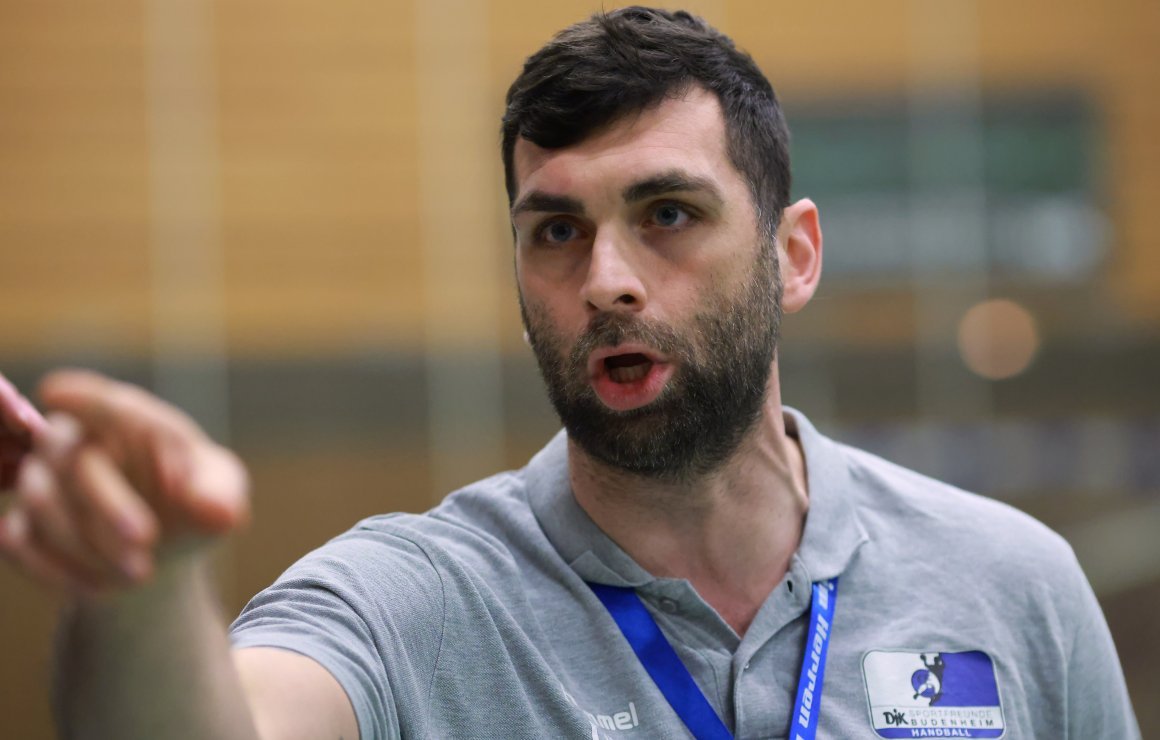 Armer Philipp Becker: Als einziger vom Regionalligateam der Sportfreunde Budenheim muss er zu Hause bleiben, wenn sein Team zur Saisonabschlussfahrt nach Griechenland abhebt. Dafür darf er eine Topleistung beim Rundenabschluss gegen die HSG Bingen verlangen.