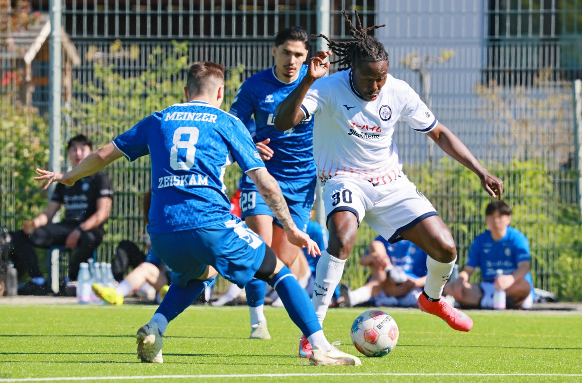 Den zweiten Tabellenplatz, den sie mit dem souveränen Sieg gegen Jahn Zeiskam erobert haben, wollen Shelby Printemps und der FC Basara nicht mehr hergeben.