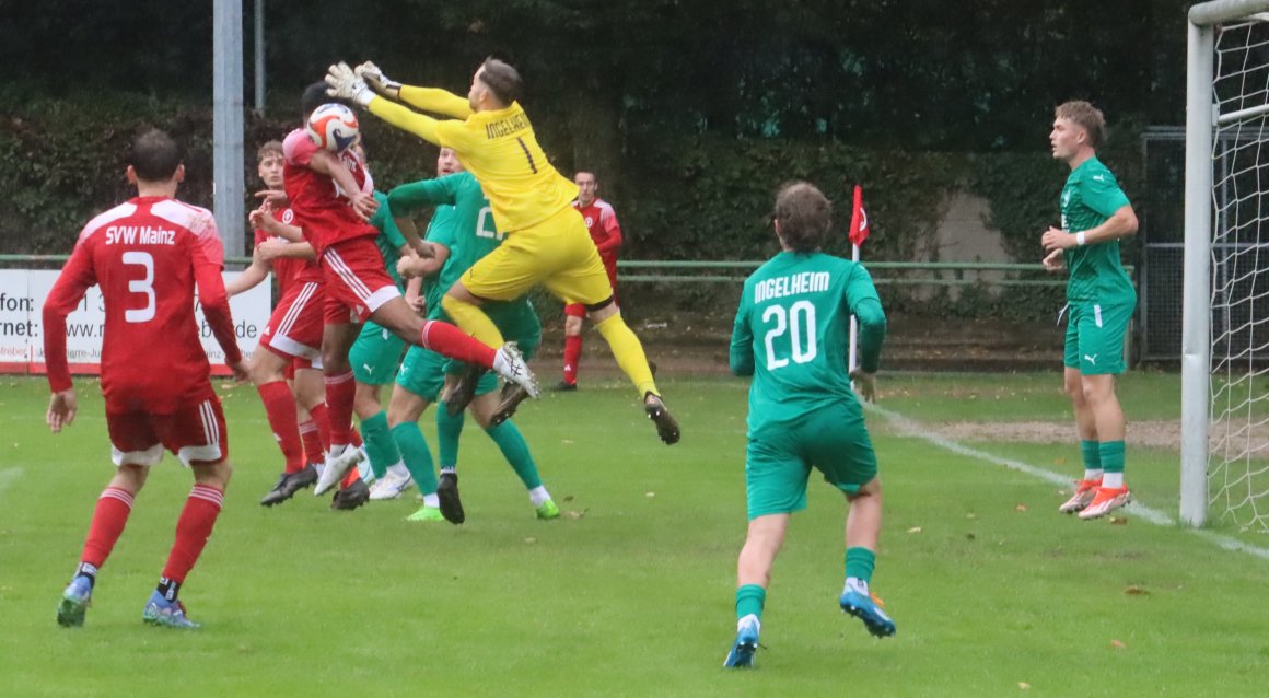 Vier Tore fielen in dieser Saison in den beiden direkten Vergleichen zwischen der SVW Mainz (rote Trikots) und der SpVgg Ingelheim. Vier Gegentore kassierten die Teams nun auch bei ihren vorletzten Auswärtspartien, allerdings jedes für sich. 