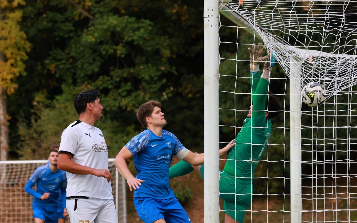 Beim 2:0-Hinrundensieg traf die TSG Bretzenheim (Mitte: Luca Scherer) nicht nur aiuf, sondern zweimal gar ins Tor. Davon blieben die Bretzenheimer beim Wiedersehen in der Pfalz eine ganze Ecke entfernt.