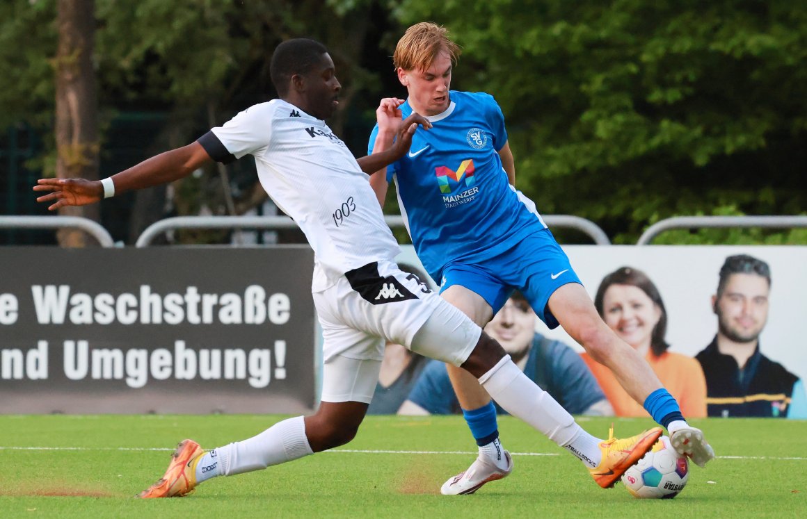 Unter Beobachtung: SVG-Youngster Titus Henseler (r.), hier gegen den Ex-Schottler Eliakim Kukanda.