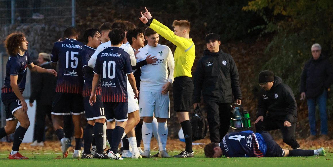 In einem kampfbetonten Derby in der Hinrunde musste Niklas Dillitz (r., Nr.4) zwischenzeitlich am Boden liegen, sein FC Basara gewann in Marienborn aber mit 2:1.
