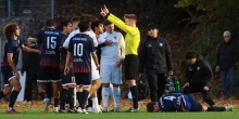 In einem kampfbetonten Derby in der Hinrunde musste Niklas Dillitz (r., Nr.4) zwischenzeitlich am Boden liegen, sein FC Basara gewann in Marienborn aber mit 2:1.