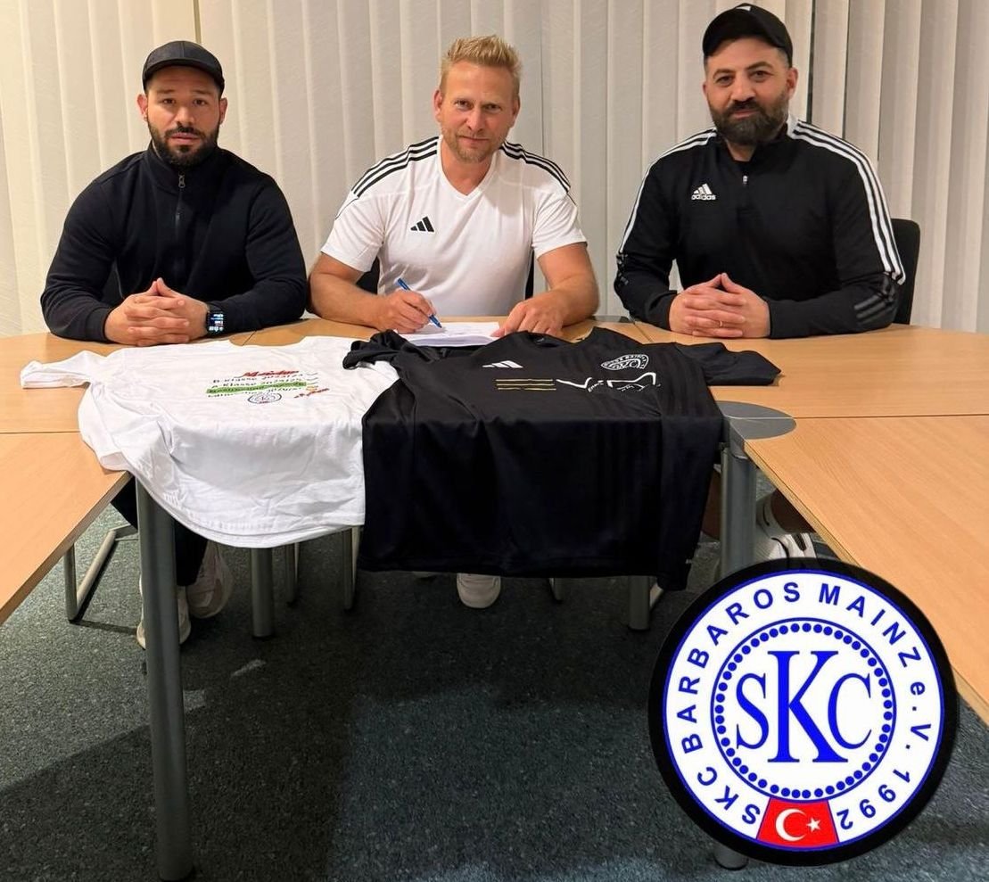 Matthias Strasburger, zwischen Teammanager Mete Alp Akcay (l.) und Sportdirektor Erdinc Kilic, wird neuer Trainer des SKC Barbaros.