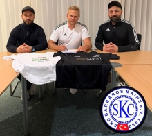 Matthias Strasburger, zwischen Teammanager Mete Alp Akcay (l.) und Sportdirektor Erdinc Kilic, wird neuer Trainer des SKC Barbaros.