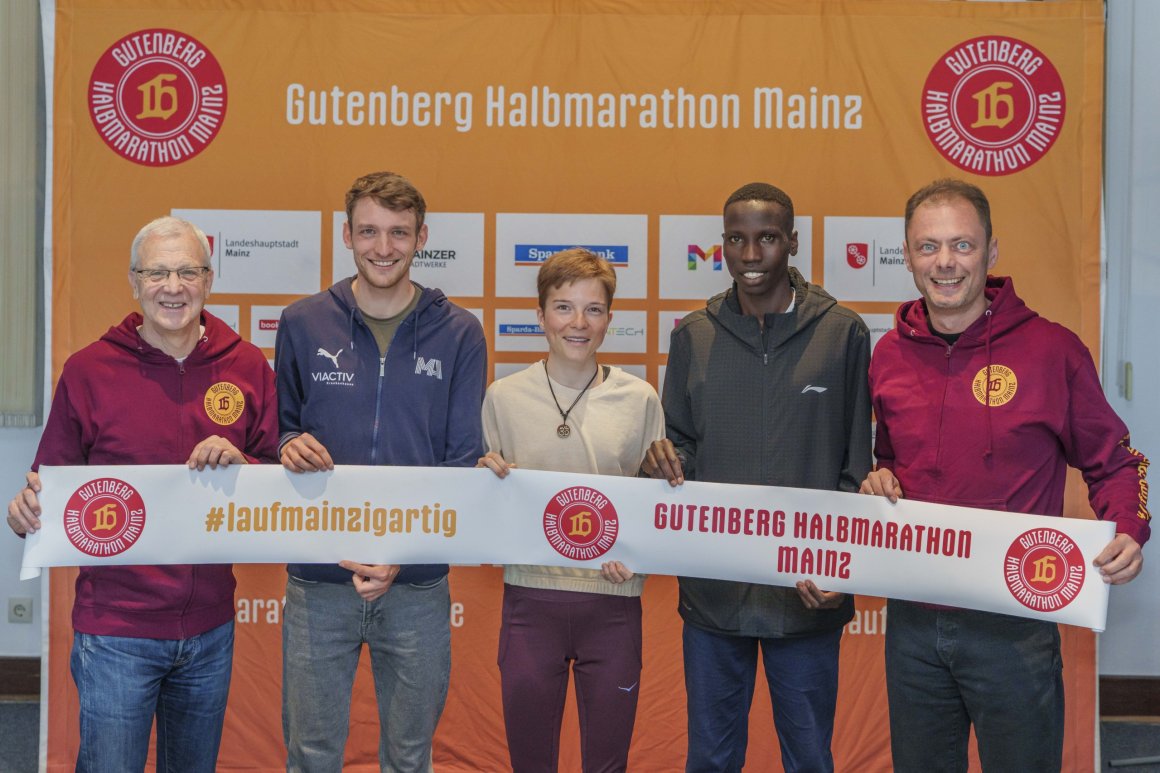 Freuen sich auf Sonntag: (v.l.) Renndirektor Jo Schindler, Tom Thurley, Blanka Dörfel, Titelverteidiger James Kipkurui und Bürgermeister Daniel Köbler.
