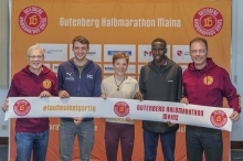 Freuen sich auf Sonntag: (v.l.) Renndirektor Jo Schindler, Tom Thurley, Blanka Dörfel, Titelverteidiger James Kipkurui und Bürgermeister Daniel Köbler.