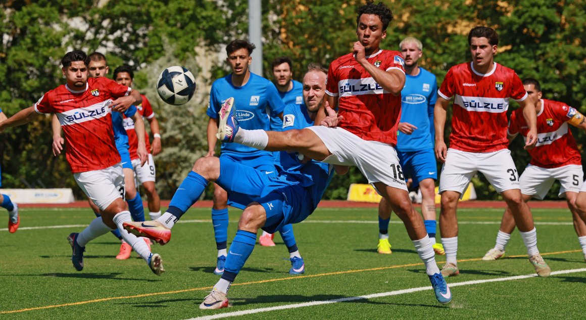 Alex Rimoldi nach einer Schott-Ecke im Zweikampf mit Amnay Moutassime, dem Torschützen zum 1:1.