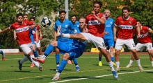 Alex Rimoldi nach einer Schott-Ecke im Zweikampf mit Amnay Moutassime, dem Torschützen zum 1:1.