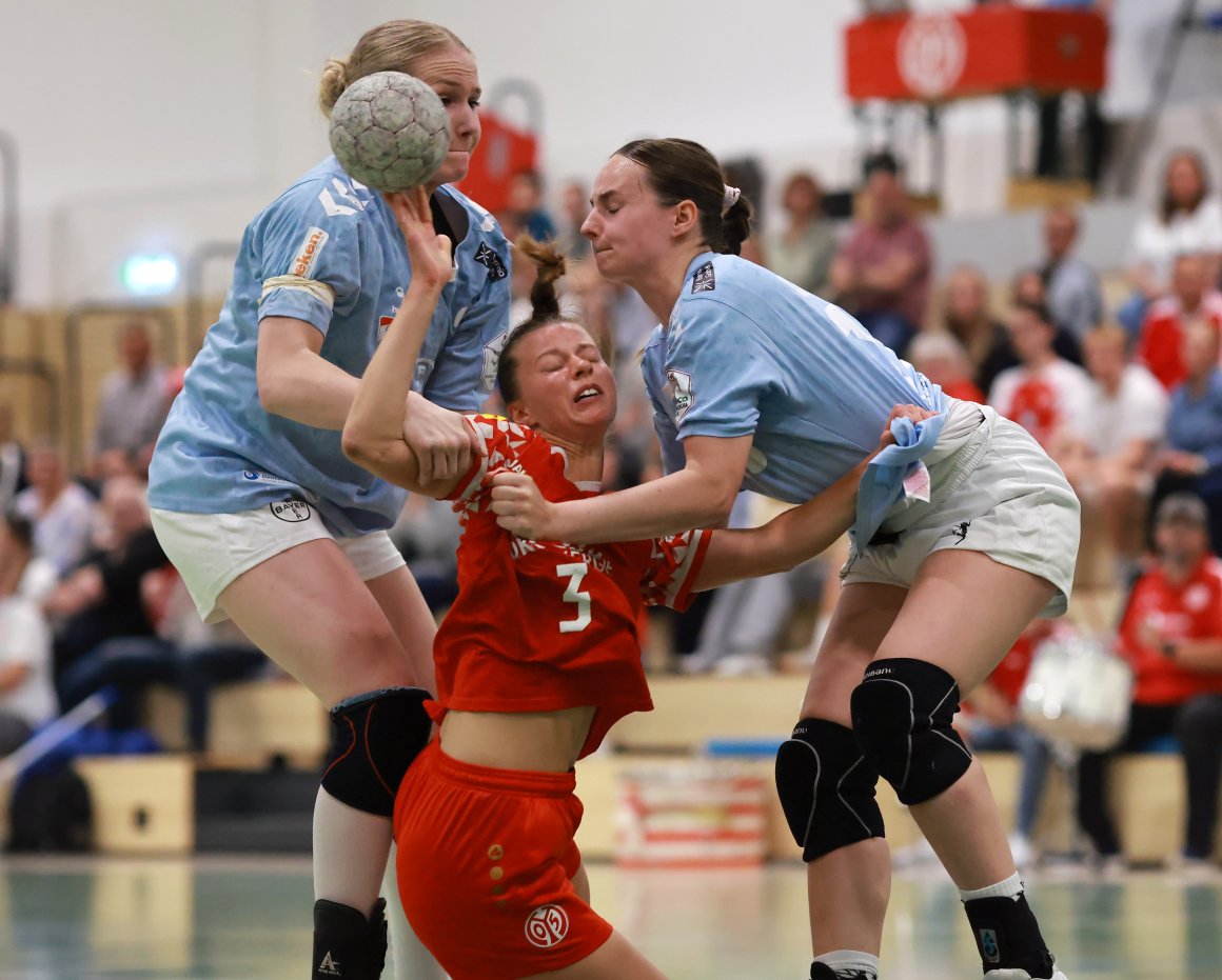 Anna Weidle in der Klemme der Leverkusener Defensive. Bayer Leverkusen erwies sich in der Oberstadt-Sporthalle als motivierter, harter Brocken.