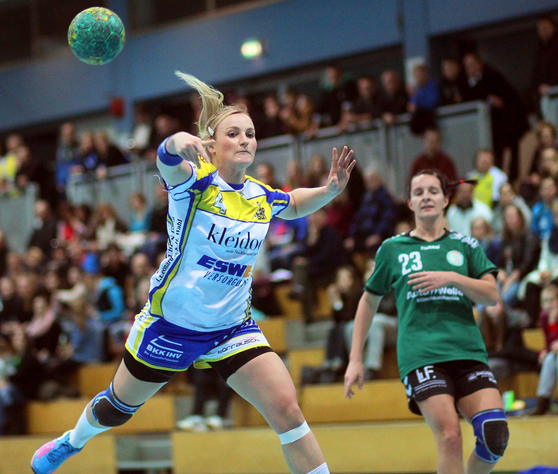 Diana Hollerbach, eine der dienstältesten Spielerinnen im Kader von Handball-Drittligist SG Bretzenheim, hat sich in dieser Saison zu einer wichtigen Torschützin gemausert. Auch, wenn es hier so aussieht, als rutschte ihr dieser Ball über die Finger. 