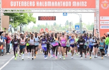 Um Punkt 10 Uhr schickte Oberbürgermeister Nino Haase (l.) das Feld auf die Strecke...