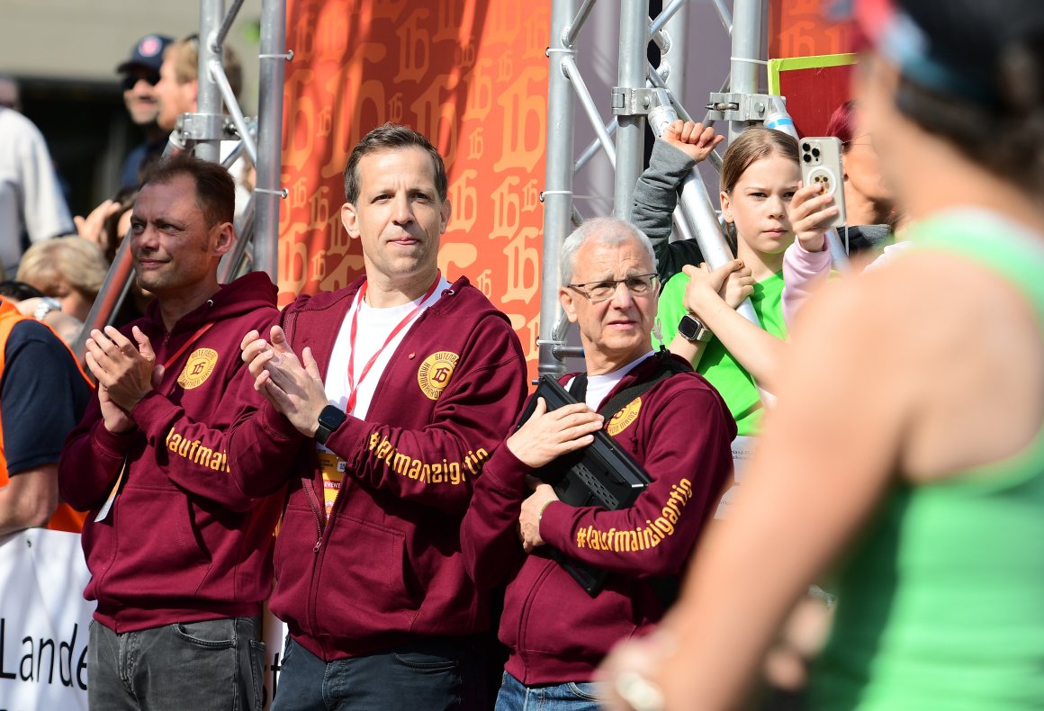 ...bis alle Läuferinnen und Läufer den OB, Sportdezernent Daniel Köbler (l.) und Rennleiter Jo Schindler passiert hatten, vergingen mehr als 20 Minuten.