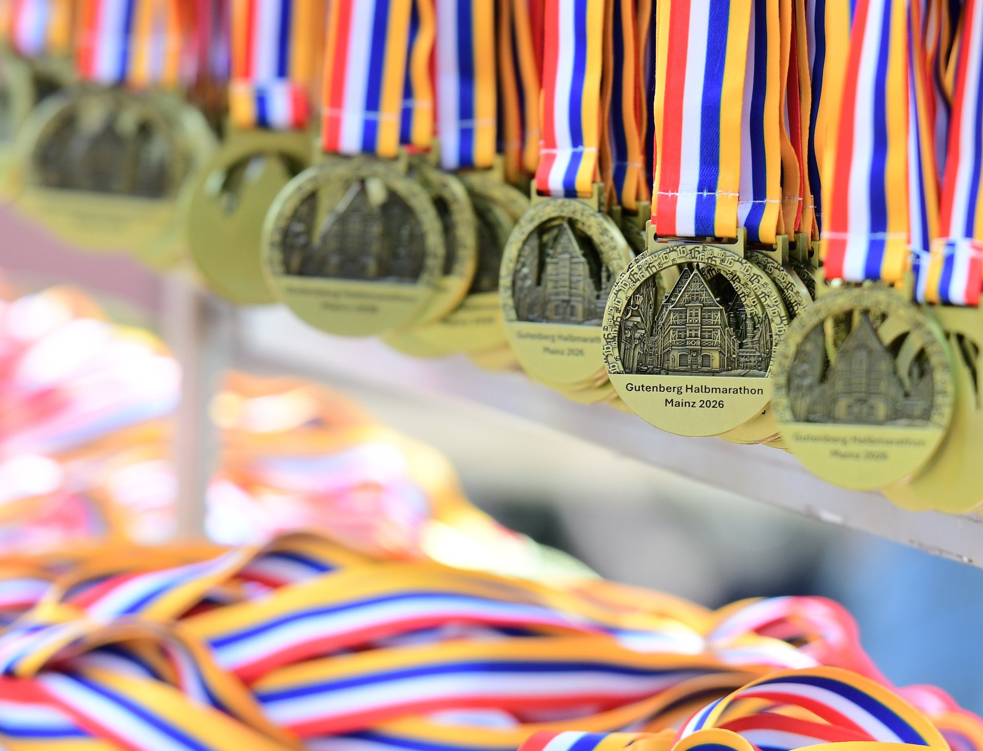 ...mehr als 10.000 Finisher der 21,0975 Kilometer durften sich anschließend eine Medaille umhängen.