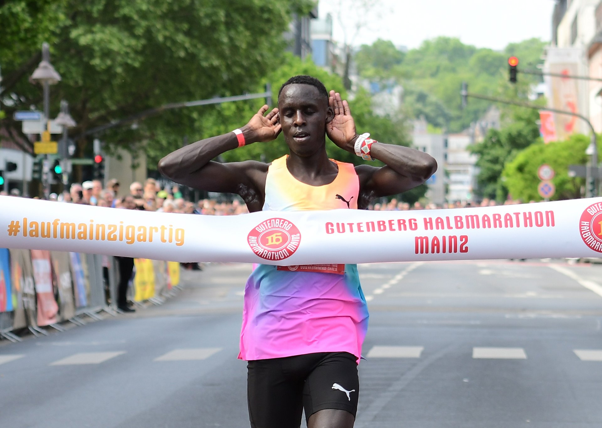 Dennis Kipkogei läuft in 59:14 Minuten einen neuen Streckenrekord.