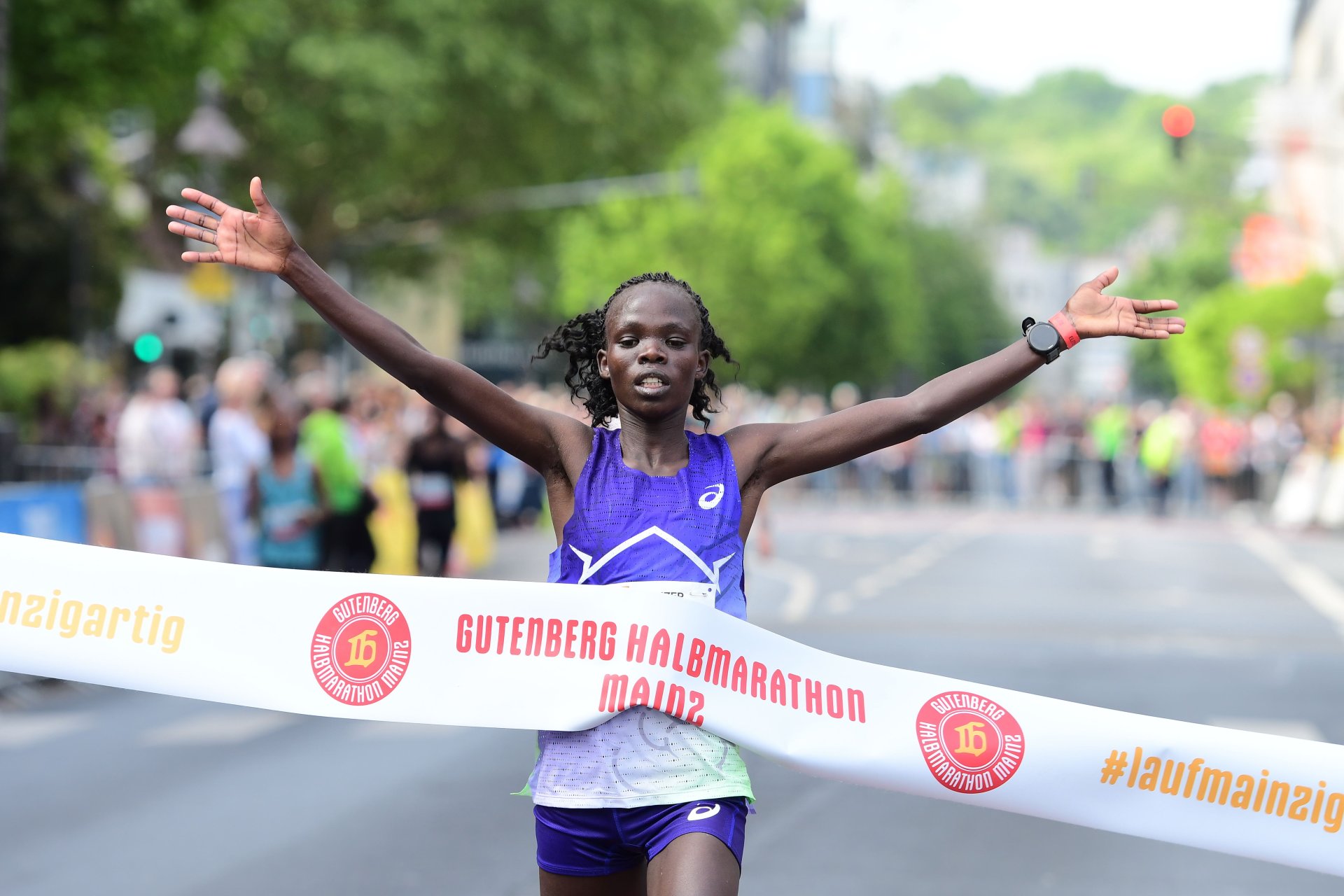 1:08:02 Stunde: So schnell wie Beatrice Cheserek war in Mainz noch keine Frau.