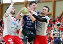 Till Uhrig wird hier zwar von der Osthofener Deckung aufgehalten, er und Bruder Matti hatten am Ende aber fast die Hälfte der Nieder-Olmer Treffer erzielt.