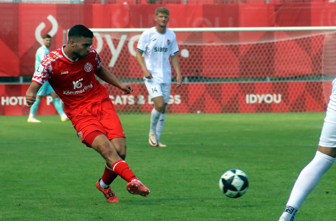 Dennis Azakir ist für Trainer Benjamin Hoffmann ein Beispiel dafür, wie sich ein Akteur aus der zweiten Reihe in den Vordergrund spielt, wenn es wegen Ausfällen der Stammspieler notwendig und möglich wird.