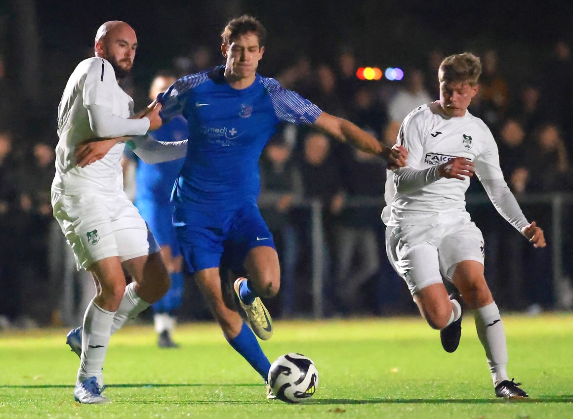 Ohne den 3:2-Hinrundensieg gegen die TuS Marienborn wäre die TSG Bretzenheim (Mitte: Johannes Gehrling gegen Marc Beck und Luis Kersthold) schon so gut wie abgestiegen. In der Rückrunde war die TuS aber deutlich erfolgreicher und würde den Lokalkonkurrenten mit einer erfolgreichen Revanche in die Landesliga schießen. 