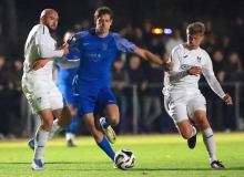 Ohne den 3:2-Hinrundensieg gegen die TuS Marienborn wäre die TSG Bretzenheim (Mitte: Johannes Gehrling gegen Marc Beck und Luis Kersthold) schon so gut wie abgestiegen. In der Rückrunde war die TuS aber deutlich erfolgreicher und würde den Lokalkonkurrenten mit einer erfolgreichen Revanche in die Landesliga schießen. 