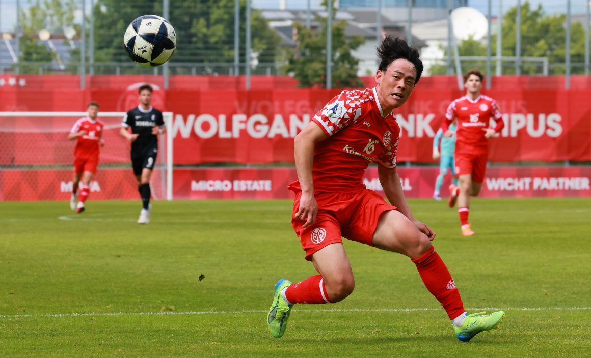 Kaum einmal konnte sich Taiyu Yamasaki in Offensivaktionen der U23 einschalten, mit der letzten Aktion setzte er dann enen Ball an den Pfosten. 
