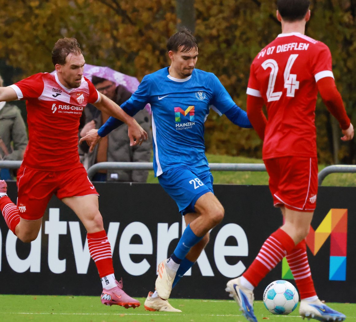 Noah Dietze, hier im Heimspiel gegen den FV Diefflen, kassierte in Dillingen seinen bereits vierten Platzverweis der Saison.